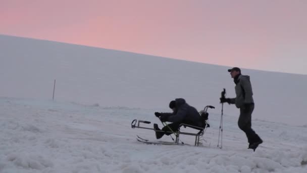 2014 07 Elbrusz, Oroszország: mászni, a tetejére egy fogyatékkal élő személy. — Stock videók