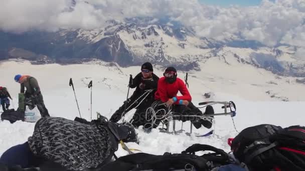 2014 07 Mount Elbrus, Russia: climbing to the top with a disabled person. — Stock Video