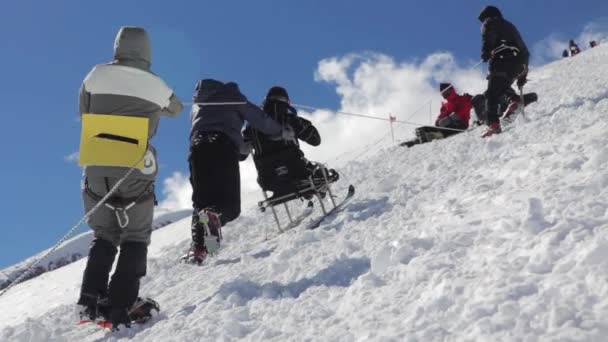 2014 07 Monte Elbrus, Russia: salire in cima con un disabile . — Video Stock