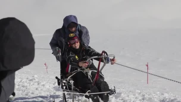 2014 07 Mount Elbrus, Rússia: subir ao topo com uma pessoa com deficiência . — Vídeo de Stock