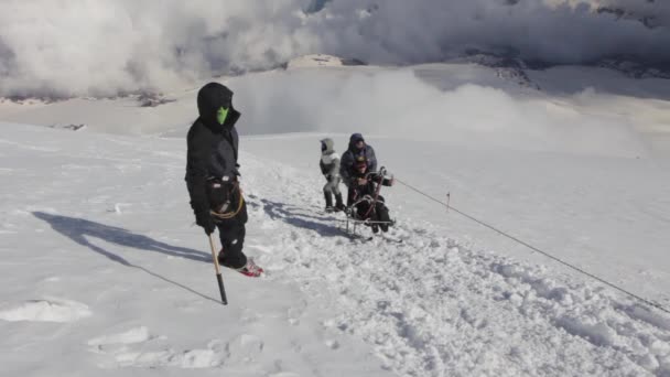 2014 07 mount Elbrus, Ryssland: klättring till toppen med en funktionshindrad person. — Stockvideo