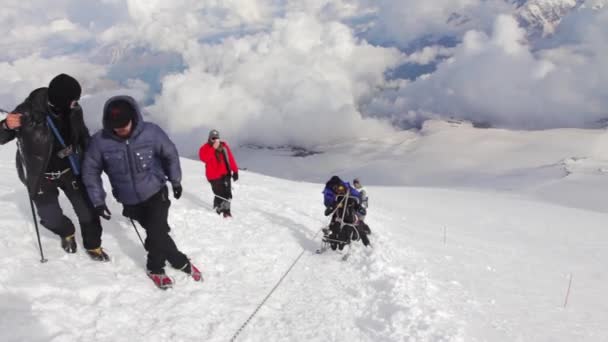 2014 07 Mount Elbrus, Rússia: subir ao topo com uma pessoa com deficiência . — Vídeo de Stock