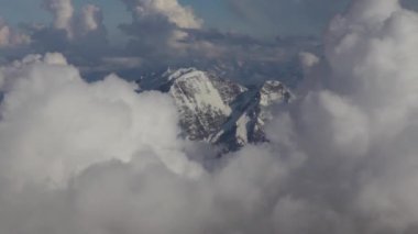 Karlı ve ıssız Elbruz Dağı eteklerinde