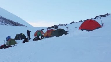 2014 07 Elbruz Dağı, Rusya: Elbruz Dağı Batı ve Doğu doruklarına arasındaki 5,200 metre kampında