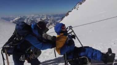 2014 07 Elbruz Dağı, Rusya: bir özürlü ile zirveye tırmanış.