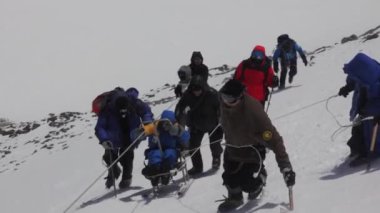2014 07 Elbruz Dağı, Rusya: bir özürlü ile zirveye tırmanış.