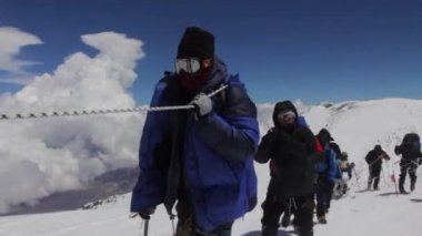 2014 07 Elbruz Dağı, Rusya: bir özürlü ile zirveye tırmanış.