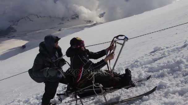 2014 07 Mount Elbrus, Russia: climbing to the top with a disabled person. — Stock Video