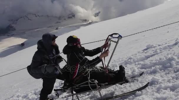 2014 07 Elbrusz, Oroszország: mászni, a tetejére egy fogyatékkal élő személy. — Stock videók