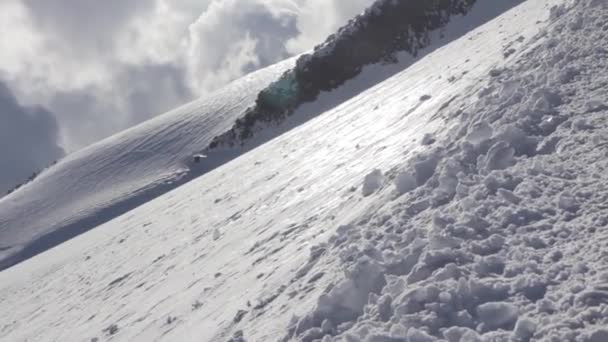 雪和废弃山坡的厄尔布 — 图库视频影像