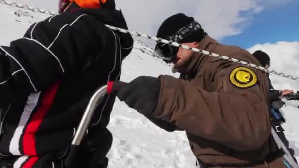 2014 07 Mount Elbrus, Russia: climbing to the top with a disabled person. — Stock Video