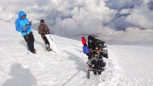 2014 07 Elbroes, Rusland: klimmen naar de top met een gehandicapte persoon. — Stockvideo