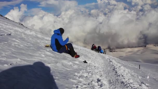 2014 07 mount Elbrus, Ryssland: klättring till toppen med en funktionshindrad person. — Stockvideo