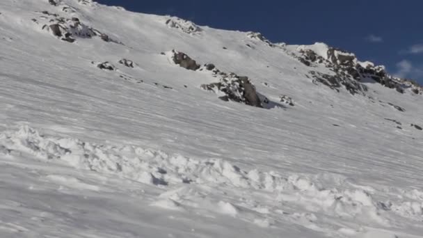 Verschneite und menschenleere Hänge des Elbrus — Stockvideo