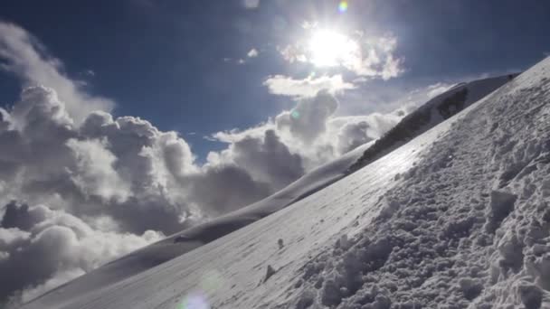 エルブルス山の雪と無人島の斜面 — ストック動画