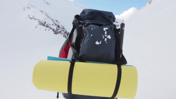 Klättra till toppen av Elbrus — Stockvideo