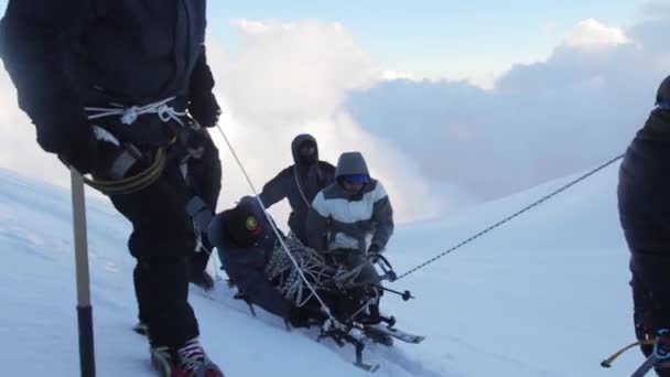 2014 07 Elbrusz, Oroszország: mászni, a tetejére egy fogyatékkal élő személy. — Stock videók