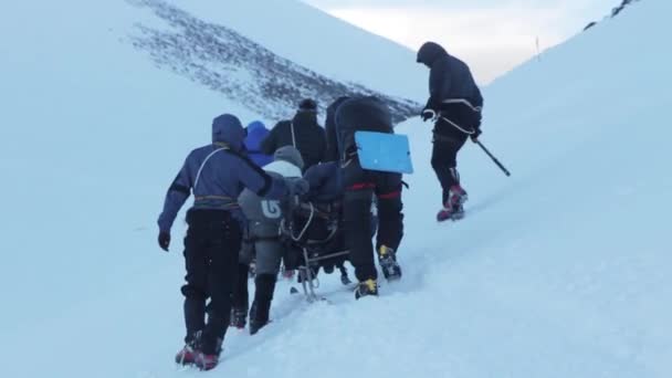 2014 07 Гора Эльбрус, Россия: восхождение на вершину с инвалидом . — стоковое видео
