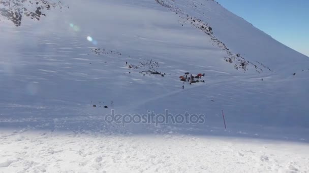 Acampe a uma altitude de 5.200 metros entre os picos oeste e leste do Monte Elbrus — Vídeo de Stock