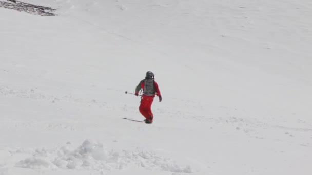 Klättra till toppen av Elbrus — Stockvideo