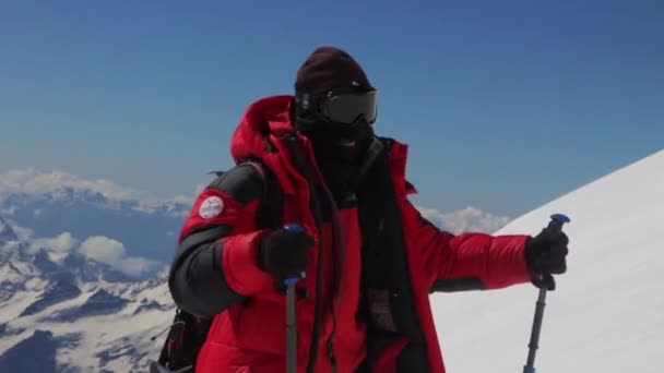 2014 07 Mount Elbrus, Russia: Climbing to the top of Elbrus — Stock Video