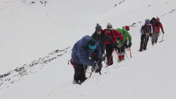 2014 07 Гора Эльбрус, Россия: восхождение на вершину Эльбруса — стоковое видео