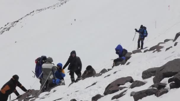 2014 07 Mount Elbrus, Russia: climbing to the top with a disabled person. — Stock Video