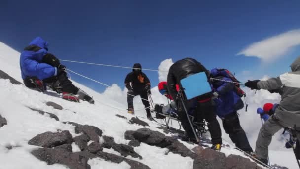 2014 07 Monte Elbrus, Rusia: escalada a la cima con una persona con discapacidad . — Vídeos de Stock