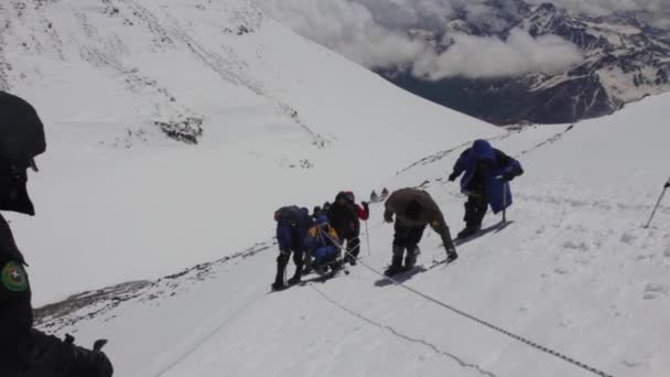 2014 07 Ελμπρούς, Ρωσία: ανάβαση στην κορυφή με ένα άτομο με ειδικές ανάγκες. — Αρχείο Βίντεο