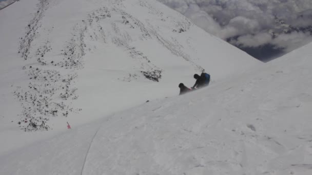 2014 Elbrusz, Oroszország: mászni, a tetejére egy fogyatékkal élő személy. — Stock videók