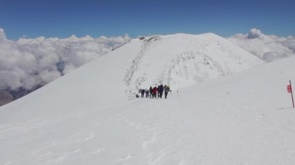 2014 07 Elbrusz, Oroszország: mászni, a tetejére egy fogyatékkal élő személy. — Stock videók