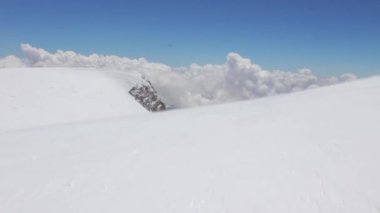 Karlı ve ıssız Elbruz Dağı eteklerinde