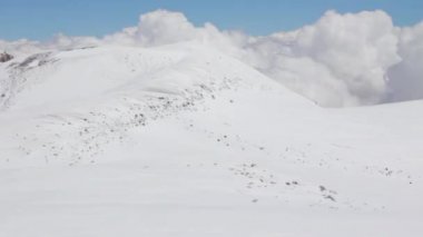 Karlı ve ıssız Elbruz Dağı eteklerinde
