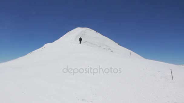 Klättra till toppen av Elbrus — Stockvideo