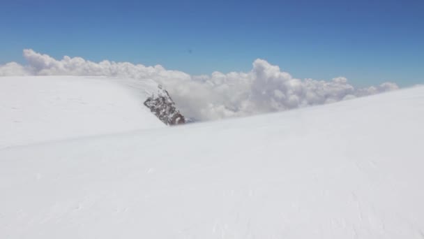 Snowy i opuszczony zboczach Mount Elbrus — Wideo stockowe