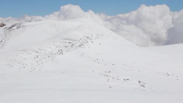 Cuestas nevadas y desiertas del Monte Elbrus — Vídeos de Stock