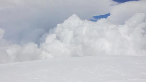 Karlı ve ıssız Elbruz Dağı eteklerinde — Stok video