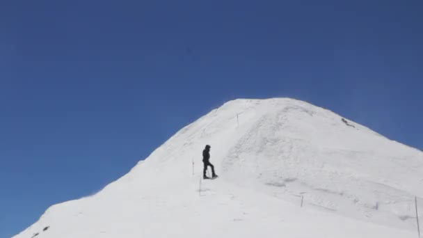 Klättra till toppen av Elbrus — Stockvideo