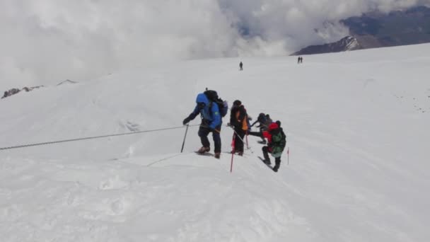 2014 07 Monte Elbrus, Russia: salire in cima con un disabile . — Video Stock