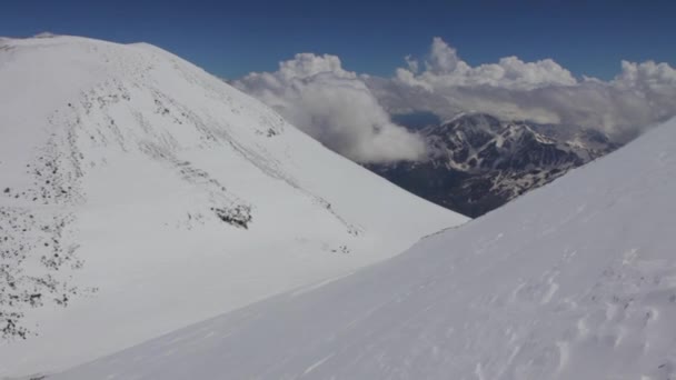 Verschneite und menschenleere Hänge des Elbrus — Stockvideo