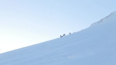 Karlı ve ıssız Elbruz Dağı eteklerinde