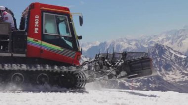 2014 07 Elbruz Dağı, Rusya Federasyonu: Ratrak yükselir yokuş yukarı Elbruz Dağı yamacında