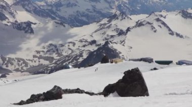 Karlı ve ıssız Elbruz Dağı eteklerinde