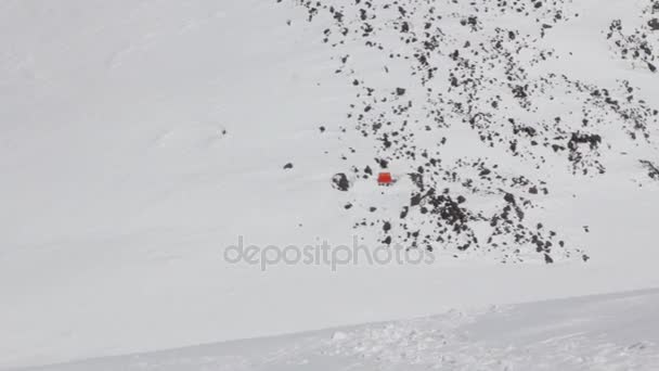 Verschneite und menschenleere Hänge des Elbrus — Stockvideo