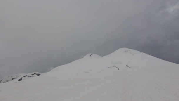 エルブルス山の雪と無人島の斜面 — ストック動画