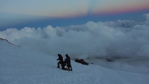 2014 07 mount Elbrus, Ryssland: klättring till toppen med en funktionshindrad person. — Stockvideo