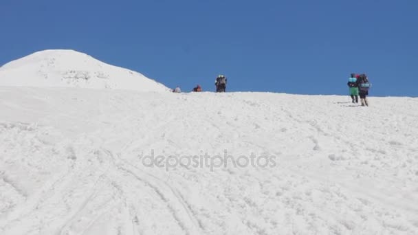 Klättra till toppen av Elbrus — Stockvideo