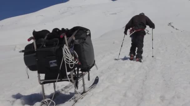 2014 07 Mount Elbrus, Russia: Climbing to the top of Elbrus — Stock Video