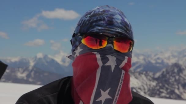Single man climbs Mount Elbrus — Stock Video