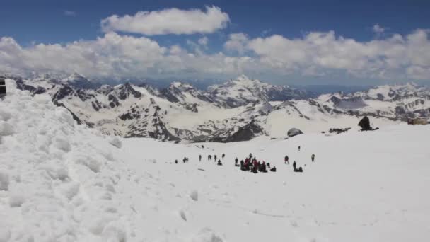 Восхождение на вершину Эльбруса — стоковое видео